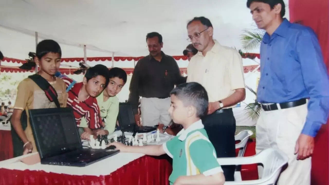 GM Abhimanyu Puranik on the laptop (Special Arrangement)